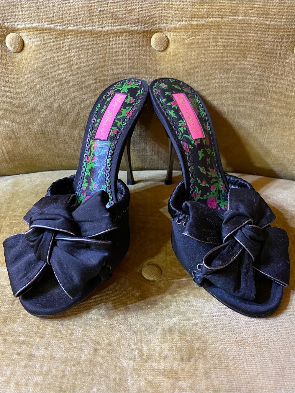 Betsey Johnson black satin mules , very pretty, size 6 M - Picture 4 of 4